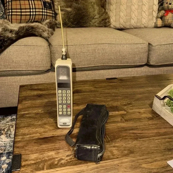 VTG RARE California Mobile Cell Phone Ultra Classic by Motorola w/Antenna & Bag - Picture 1 of 17